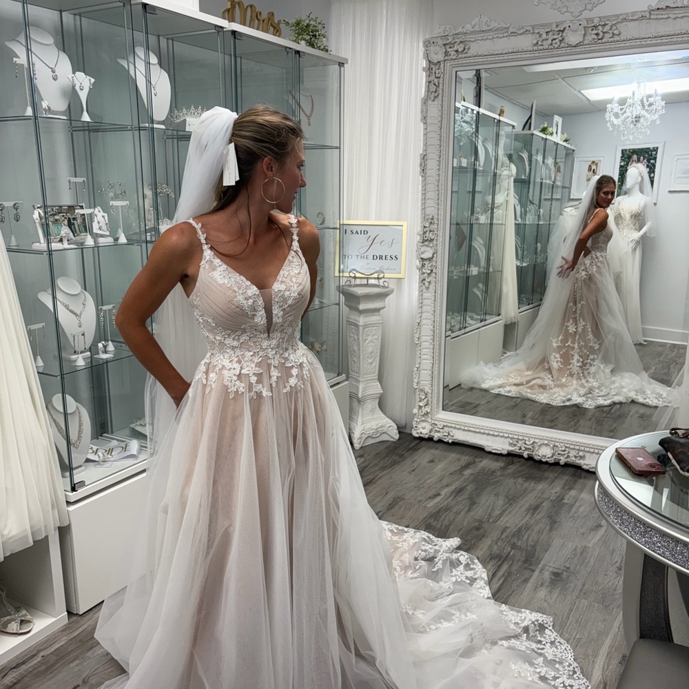 Elegant White Lace Wedding Dress